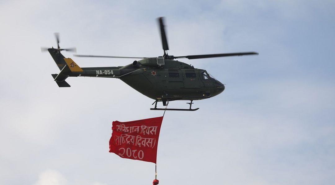 संविधान दिवसको अवसरमा टुँडिखेलमा आयोजित कार्यक्रममा नेपाली सेनाको हेलिकोप्टरबाट संविधान दिवस लेखिएको झण्डा फहराउँदै।